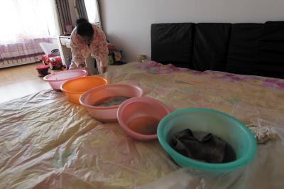泸西楼上漏水，住户失联，小区没物管，业主维权难！律师来支招……